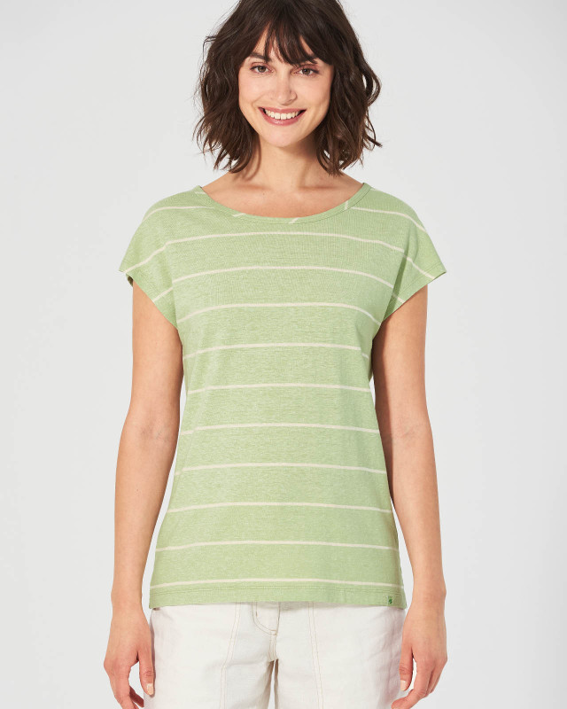 Frau mit HempAge Hanf T-Shirt Farbe matcha